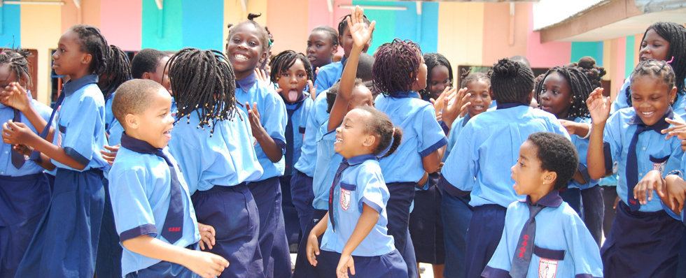 Élèves joyeux dans la cour de l'école