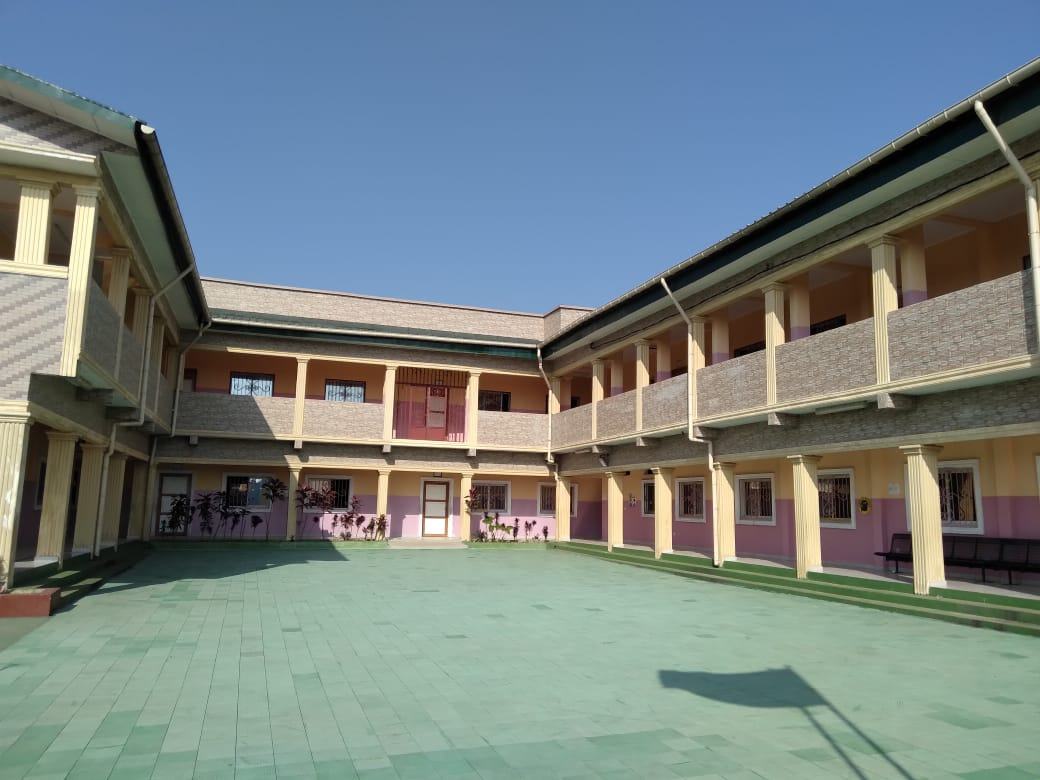 Cour centrale et bâtiments à étage de l'établissement d'Akanda