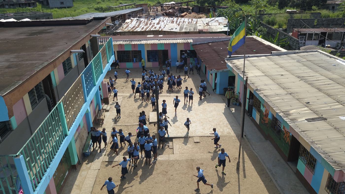 Vue aérienne de l'école du Bas de Gué-Gué et de sa cour de récréation