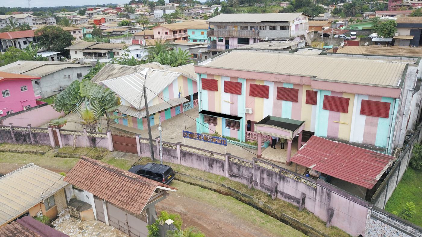Vue aérienne du collège et lycée de Nzeng Ayong aux façades pastel