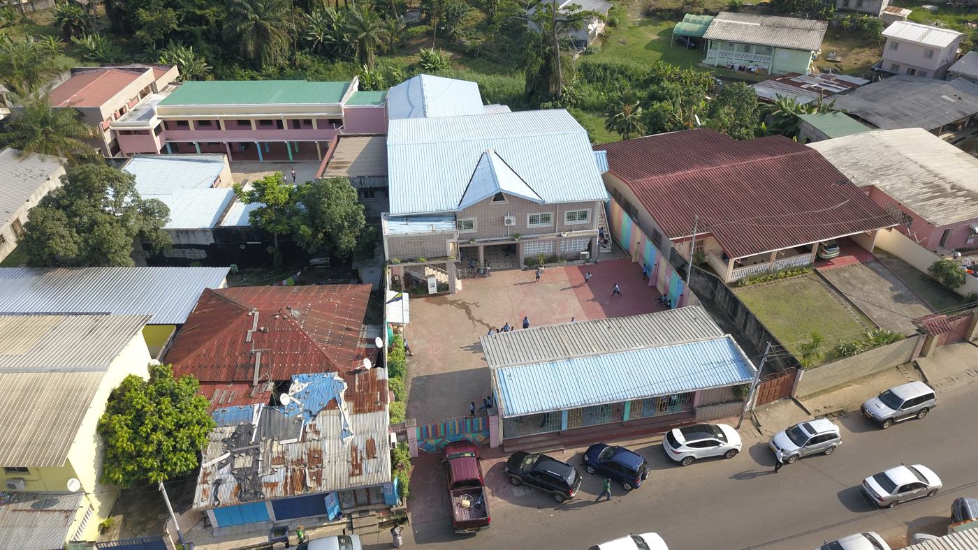 Vue aérienne de l'école du Haut de Gué-Gué, de sa cour et de la rue
